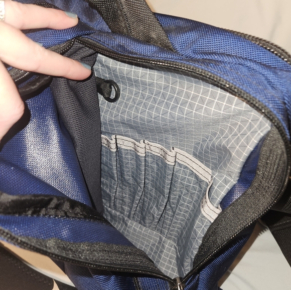 Tom Bihn Pilot Navy & Upgraded Should/Crossbody Strap - Picture 4 of 9